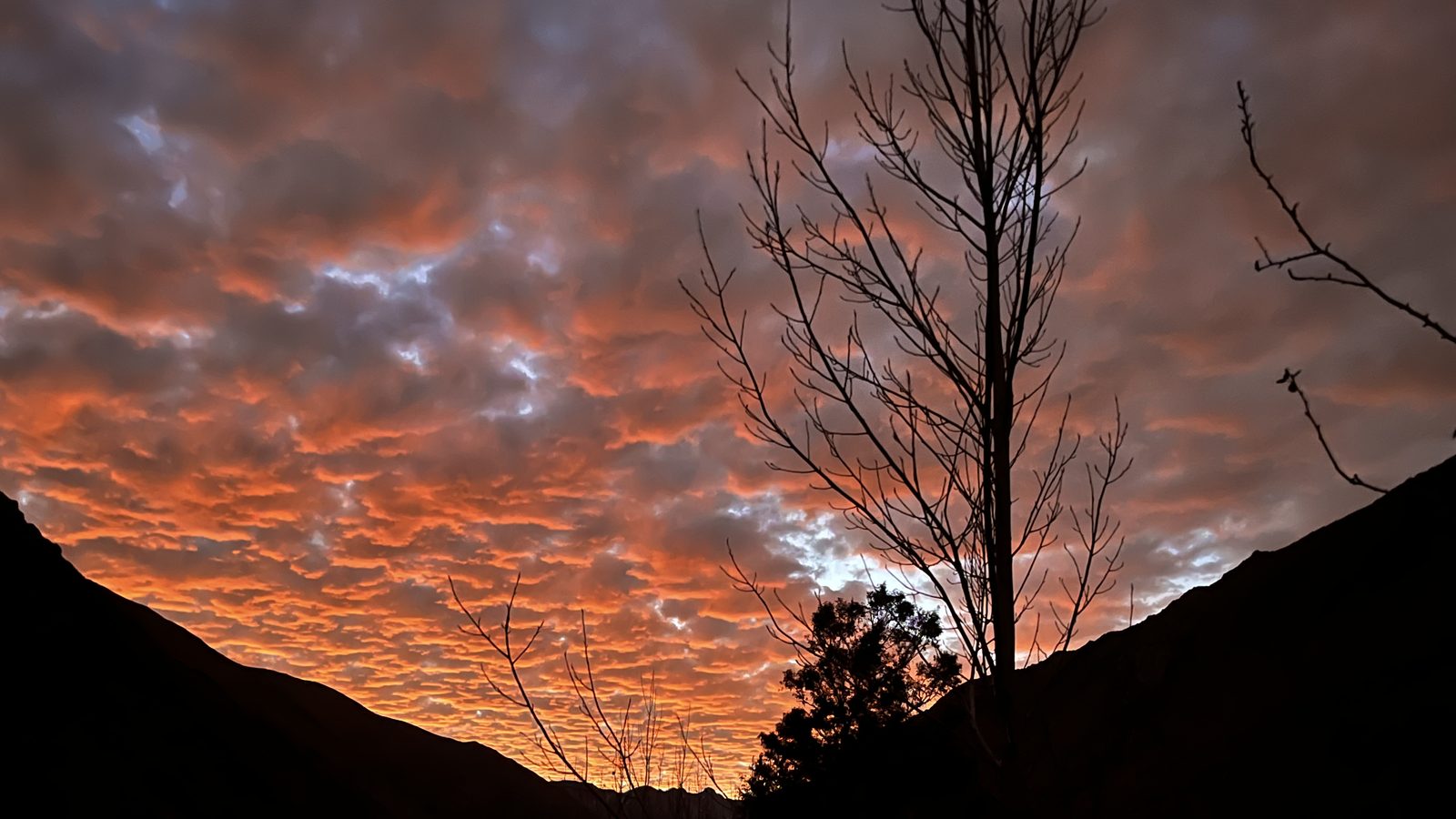 Atardecer sobre los cerros de Cochiguaz, en el Valle de Elqui