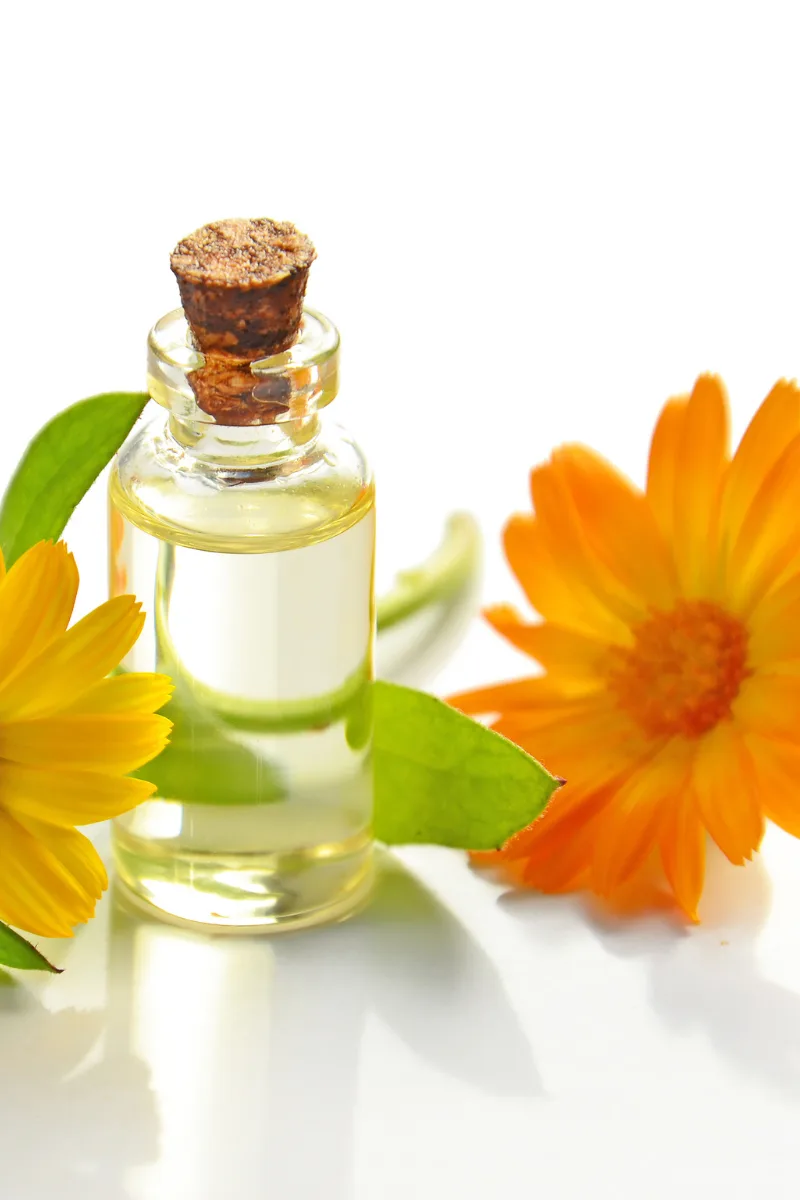 Cómo hacer un aceite anti-edad para masaje facial
