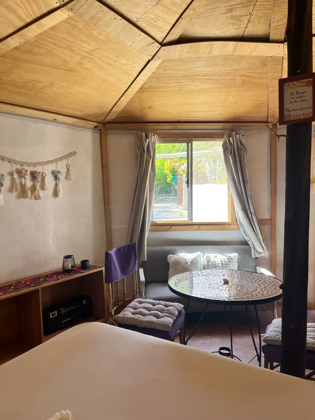 El rincón de la ventana, con la mesa y el sillón bajo la cortina