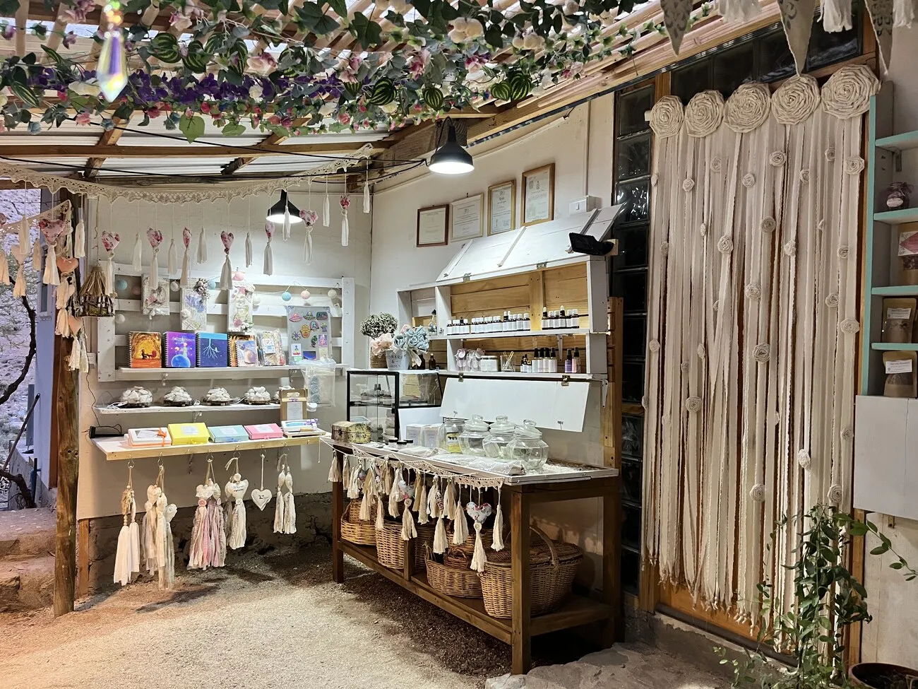 El interior de la Tienda Mística: estantes con artesanías, medicina natural y objetos hechos a mano